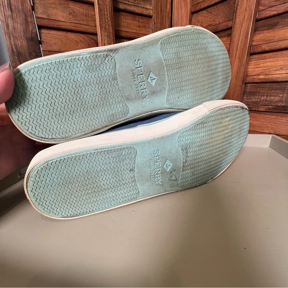 Sperry Men's Blue Canvas Boat Shoes. Perfect for summer. Casual and comfortable.